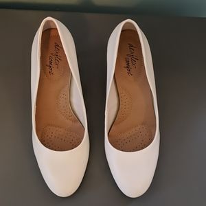 NEW White Dexflex Comfort Heels